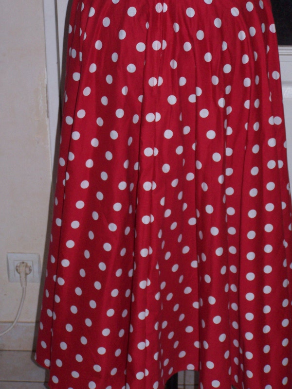 Robe rouge à gros pois